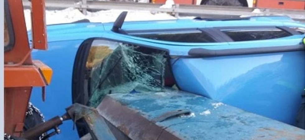 Perde il controllo dell'auto e si schianta contro un trattore