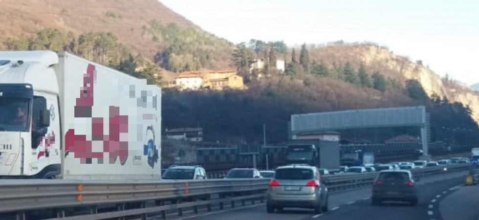 Traffico in tilt a Trento, chiusa la corsia verso sud del ponte di Ravina a causa di un danneggiamento causato da un