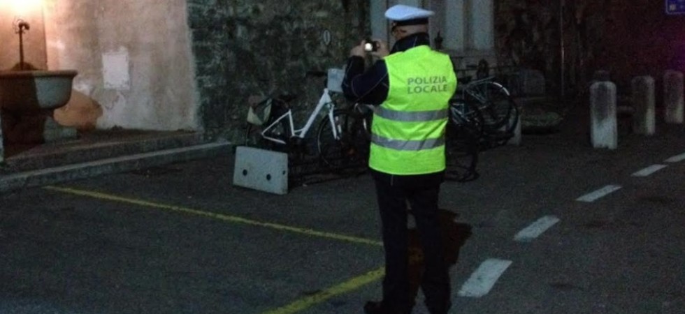 Abbandonano i rifiuti davanti al comune, la polizia locale ferma due ragazzi