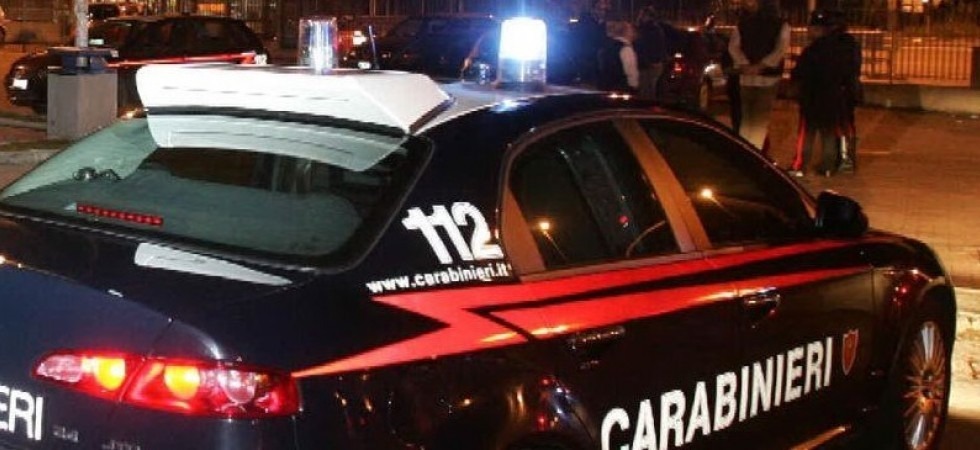 Rapina al supermercato, un uomo è entrato con una pistola minacciando i clienti