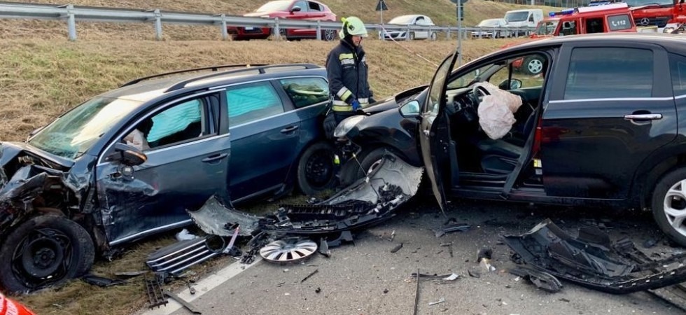 Frontale tra due auto, una persona rimane incastrata nelle lamiere