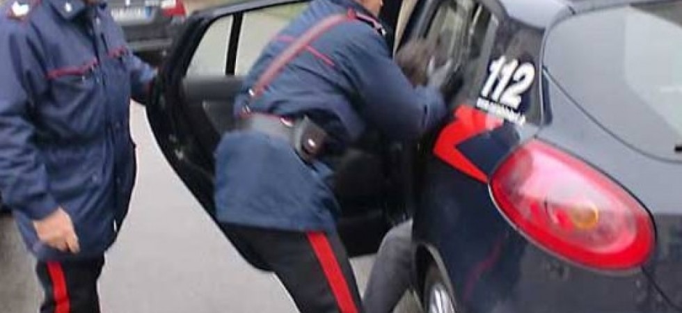 Decide di andarsene dal marito dopo l'ennesima violenta lite ma lui impugna un coltello per aggredirla
