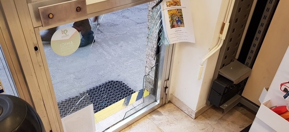 Danneggia la porta di una tabaccheria, all'arrivo degli agenti di polizia si denuda e li aggredisce