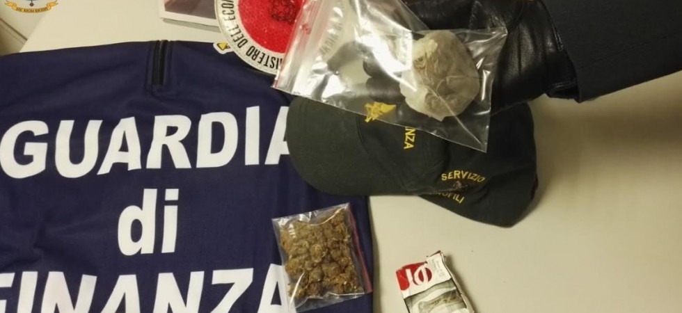 Piazza Dante, arrestato un 23enne mentre consegna della droga