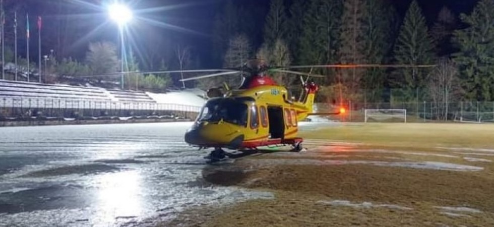 Cade dal balcone durante una festa e poi si nasconde in cantina