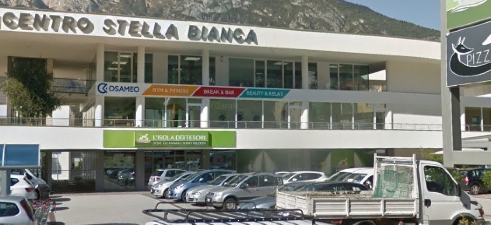 Trento, ruba in un negozio e cerca di fuggire con l'auto investendo gli addetti del punto vendita
