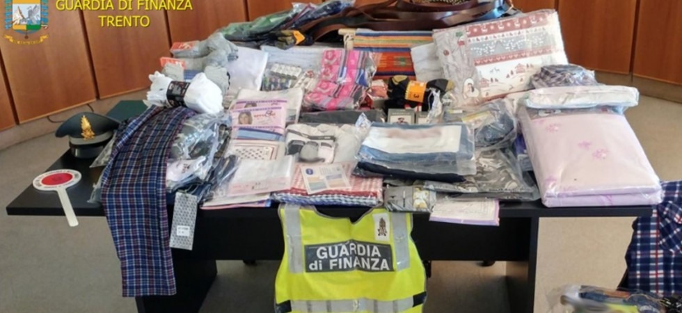 Viaggiava sulla SS47 trasportando 420 pezzi di vestiario e accessori senza alcuna licenza di vendita