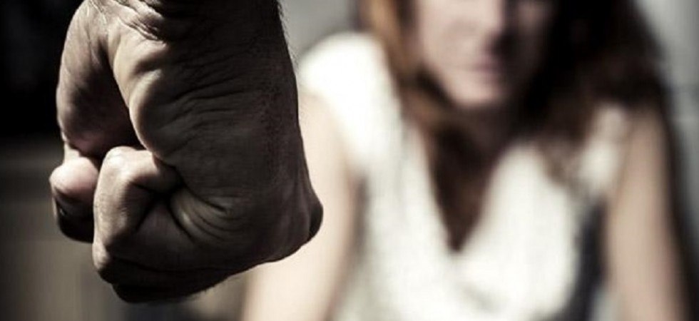 Prendeva a calci e pugni la moglie davanti ai figli minori