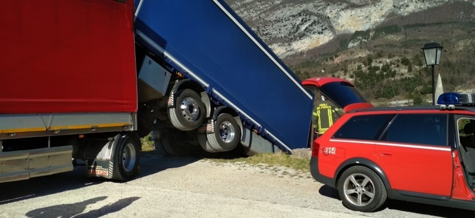 Tragedia sul lavoro, viene investito dal proprio camion e perde la vita