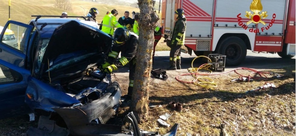 Esce di strada e finisce contro un albero