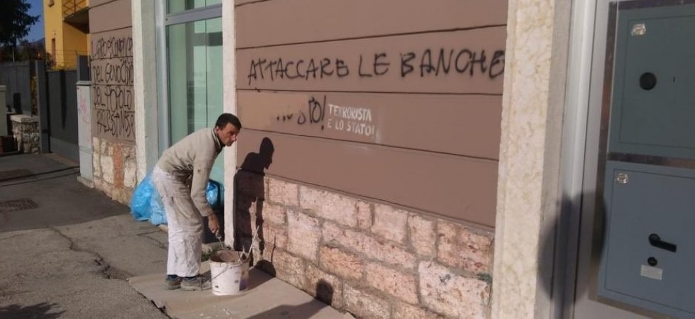 Scritte anarchiche sui muri a Trento, prosegue la pulizia da parte del Comune