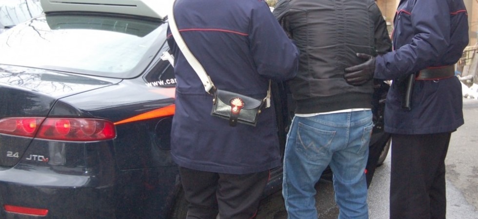 Danneggia arredi e impianti della stazione poi distrugge una panchina