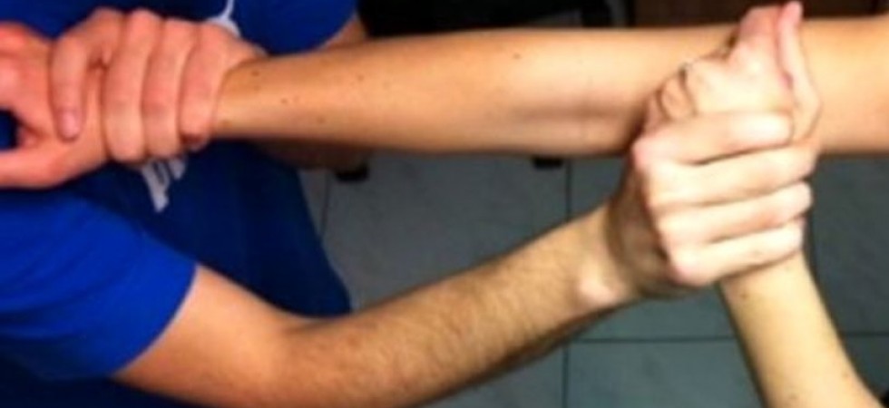 Si deve vestire con abiti più sobri