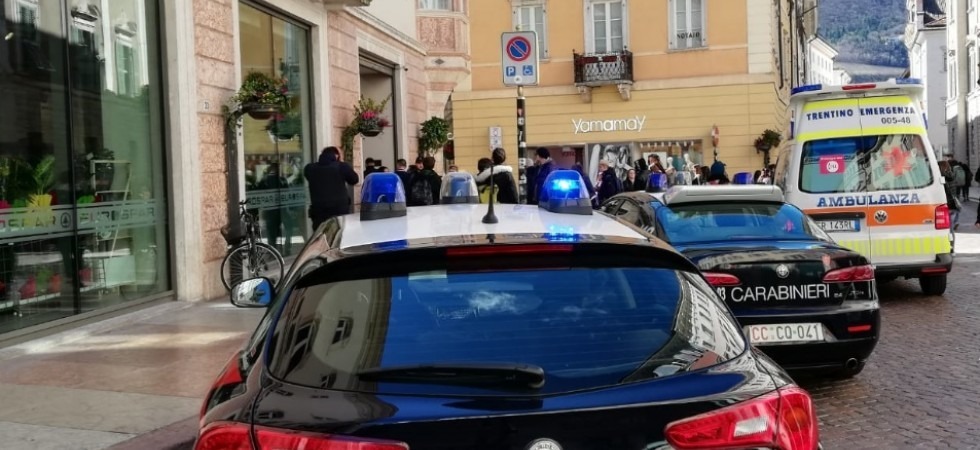 Calci e pugni tra bande in pieno centro, i carabinieri fermano 6 minorenni