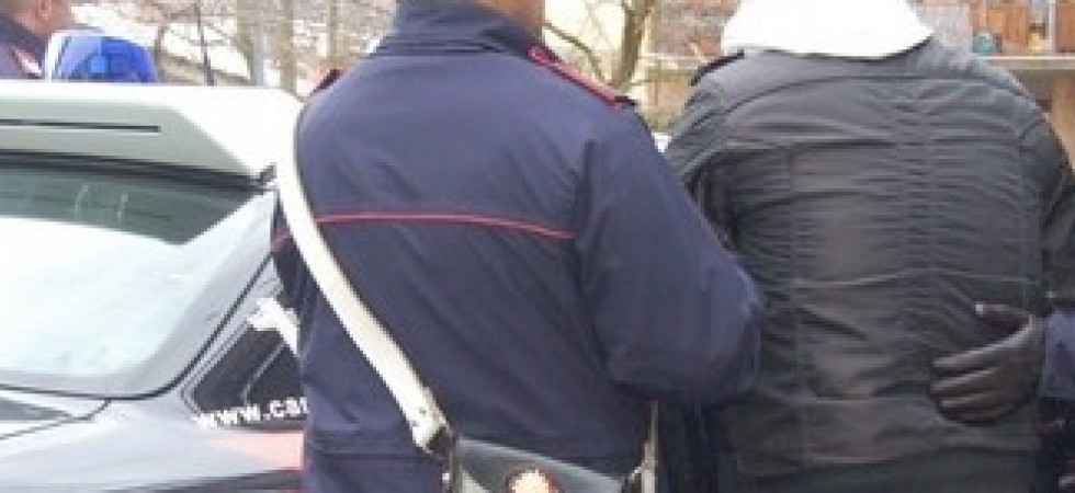 Si nasconde in una stalla per non farsi trovare dai carabinieri