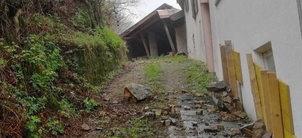 Smottamento a Levico, fango e sassi contro una casa