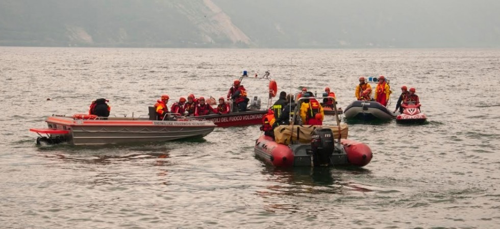Quattro corpi dei vigili del fuoco in manovra sul lago di Garda e fiume Sarca: in azione 6 imbarcazioni ed una moto d'acqua