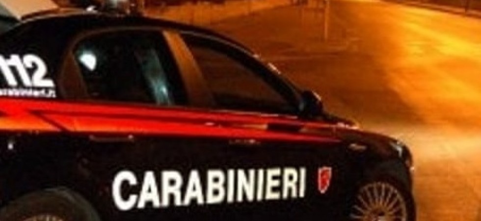 Rubano sette capi di abbigliamento, un cellulare e delle batterie per auto, 3 persone bloccate dai Carabinieri