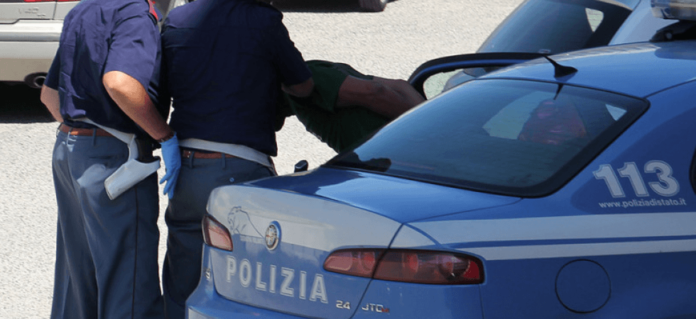 Mette la droga nei contatori del gas e poi si nasconde nei cespugli per sfuggire dalla Polizia