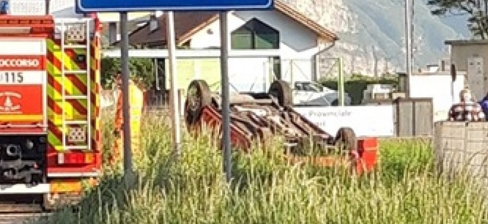 Incidente in tangenziale, un'auto si è ribaltata