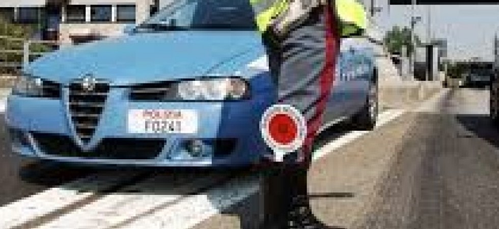 Completamente nudo si mette a correre in A22