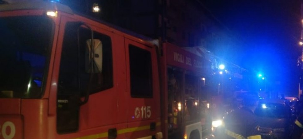 Incendio nella notte a Trento, evacuato un condominio