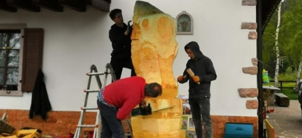 Malga Brigolina, il tiglio diventa un'opera d'arte grazie al lavoro degli studenti