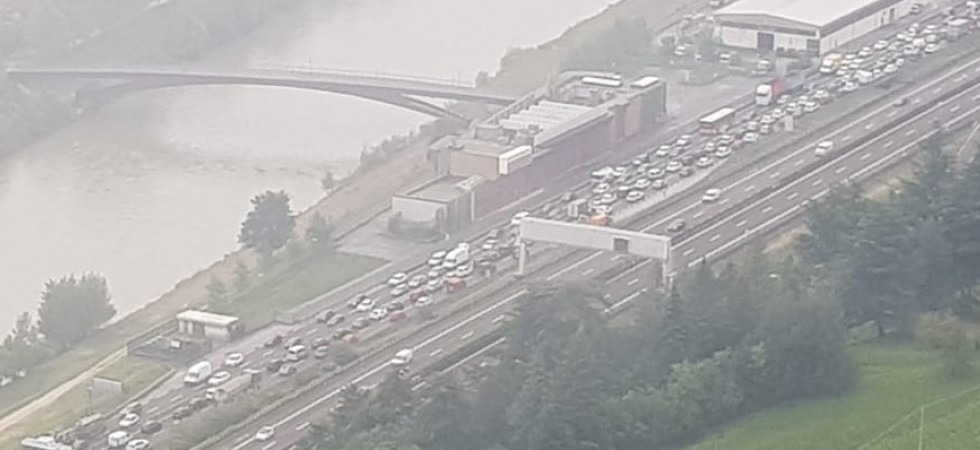 Due incidenti in tangenziale, traffico in tilt con code e rallentamenti