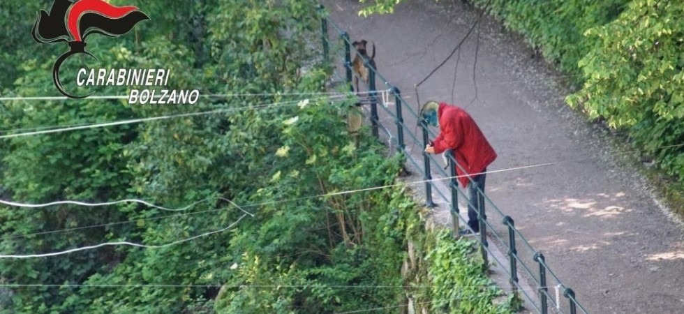 Cerca di sabotare il percorso sul fiume per le canoe, 70enne beccato con l'accendino in mano