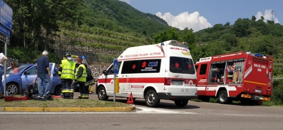 Incidente a Mori, due persone finiscono in ospedale