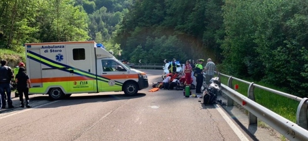 Finisce con la moto contro un'auto e viene poi investito da un altro centauro, 33enne finisce in ospedale