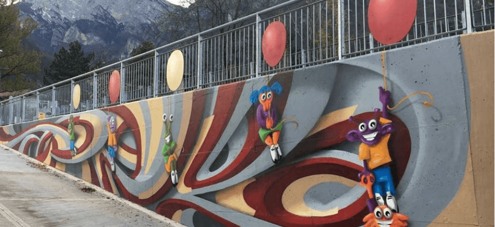 Un muro che divide diventa un'opera d'arte che unisce