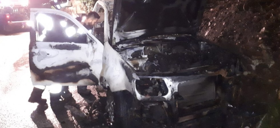 L'esplosione e poi le fiamme hanno avvolto il pick up