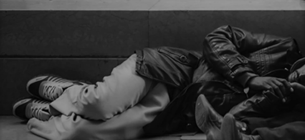 Senza accoglienza dorme in strada