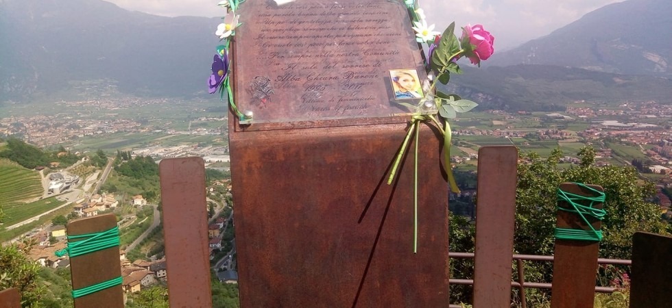 Danneggiata la stele in ricordo di Alba Chiara Baroni