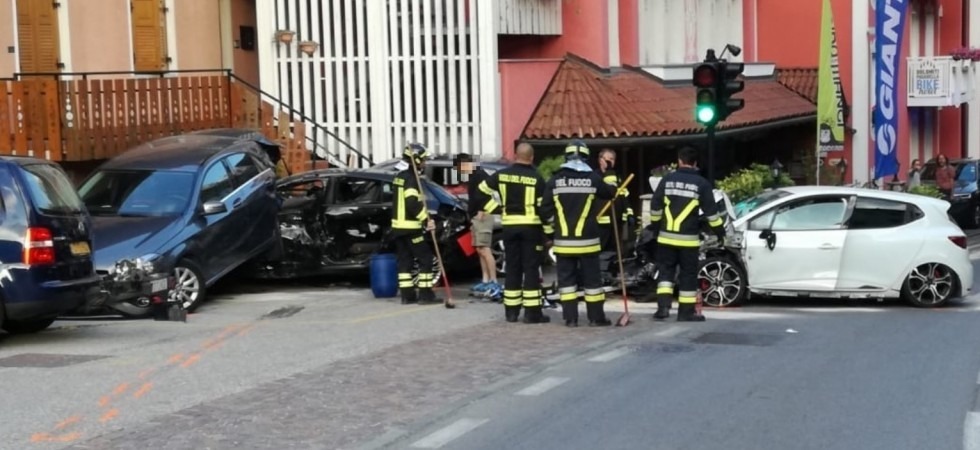 Sbandano con l'auto e ne distruggono tre parcheggiate, feriti due giovani