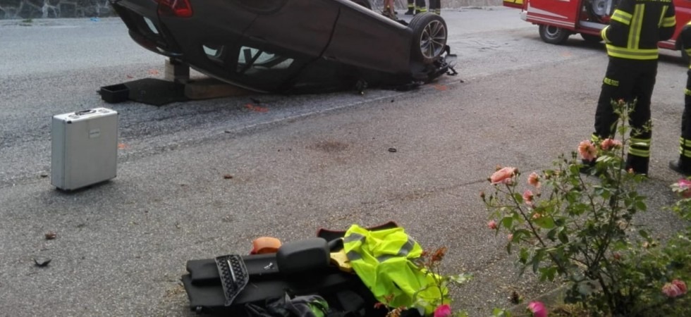 Perde il controllo della macchina, sbatte contro un muro e si cappotta, 42enne trasportato in ospedale