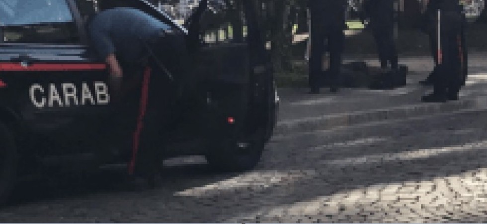Rissa e aggressione in piazza Dante, 46enne tenta di ferire anche i carabinieri con dei cocci di bottiglia