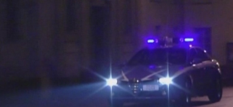 Si nasconde al circo dopo aver rubato una moto e forzato un posto di controllo