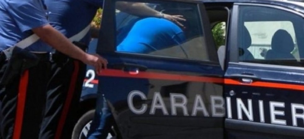Grida e minaccia di colpire le persone con un bastone lanciandosi contro anche ai carabinieri, arrestato un 22enne