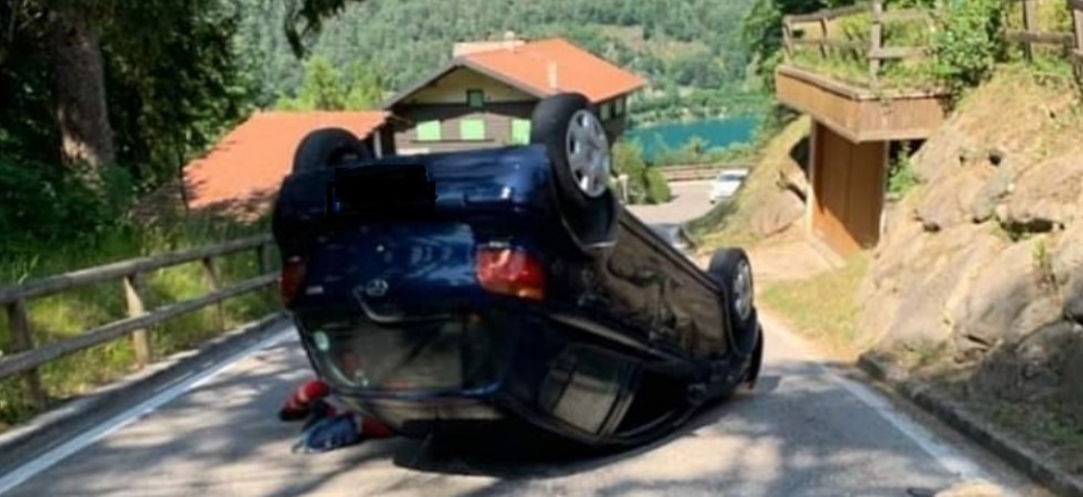 Esce di strada e si cappotta, sul posto polizia locale e vigili del fuoco