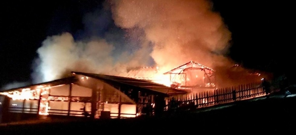 Furioso incendio nella notte in un fienile, coinvolte anche le case vicine