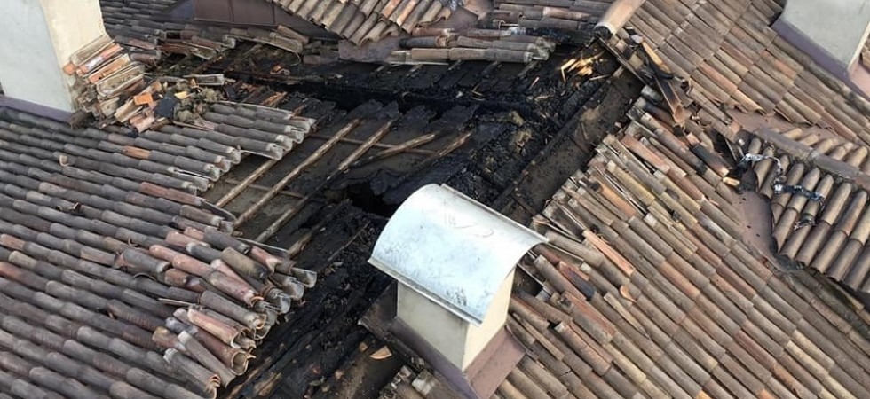 Il fulmine si abbatte sul tetto di un'abitazione e scoppia un incendio