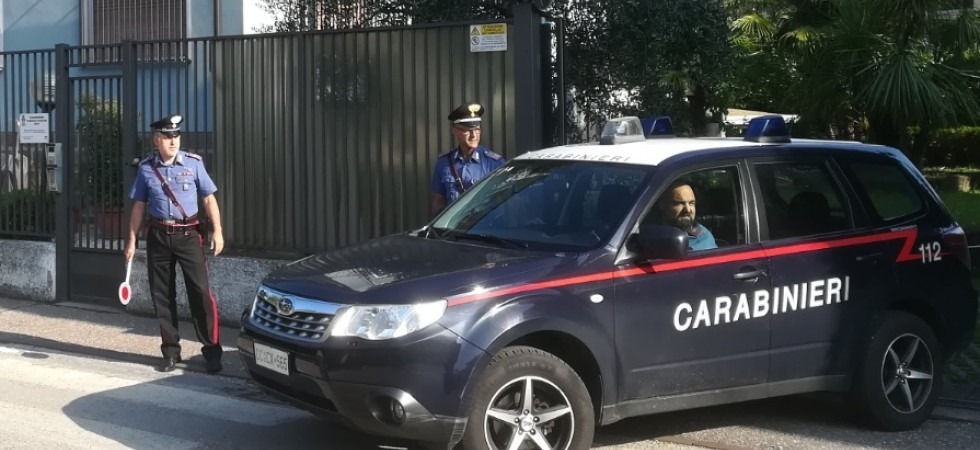 Teneva in casa tre piante di cannabis e semi geneticamente modificati per dare gusto al prodotto finale, denunciato un 50enne