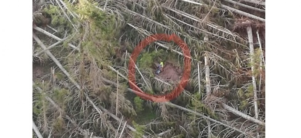 Escursionista bloccata in mezzo agli alberi schiantati dopo la tempesta Vaia, il soccorso alpino la porta in salvo