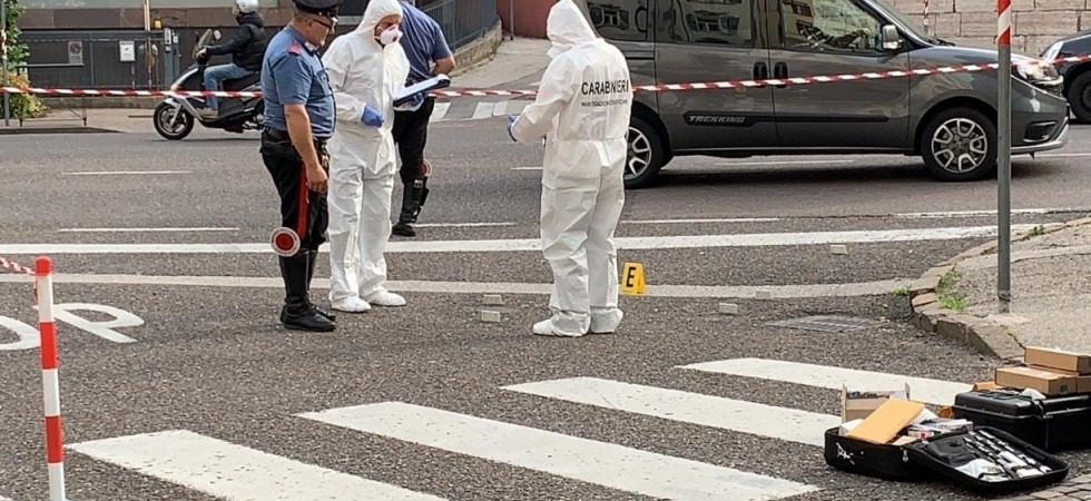 Colpito più volte con dei cocci di bottiglia, 20enne in condizioni gravissime al Santa Chiara