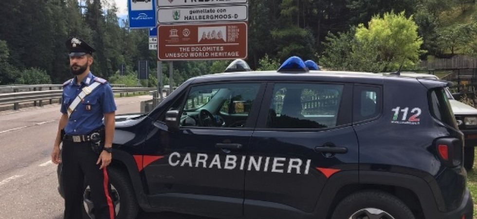 Urta una fioriera con l'auto e la danneggia, individuato dai carabinieri ora dovrà risarcire il Comune