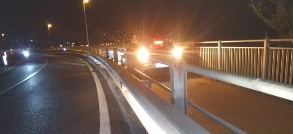 Sbaglia strada e con la macchina imbocca la ciclabile