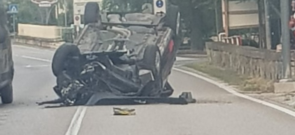 Esce di strada e si cappotta, paura per una 48enne