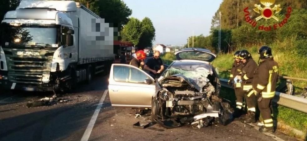 Perde il controllo dell'auto e si scontra con un camion, 20enne in fin di vita